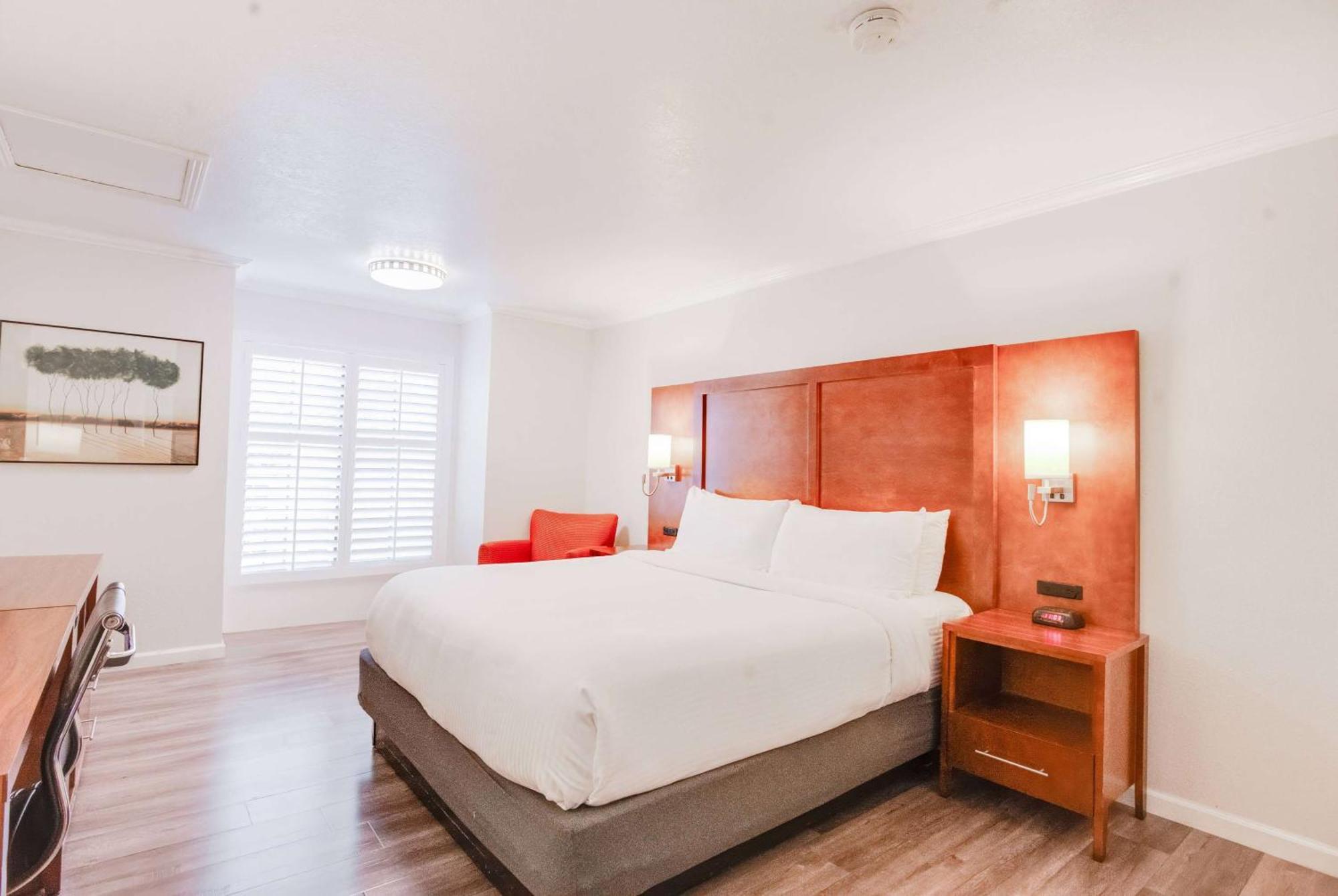 Ramada By Wyndham Hotel 2*