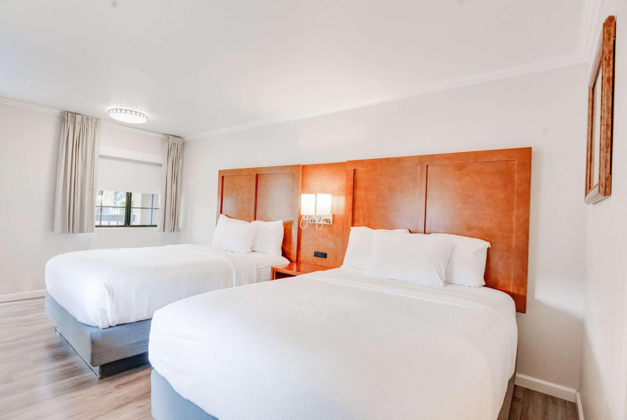 Ramada By Wyndham 2*