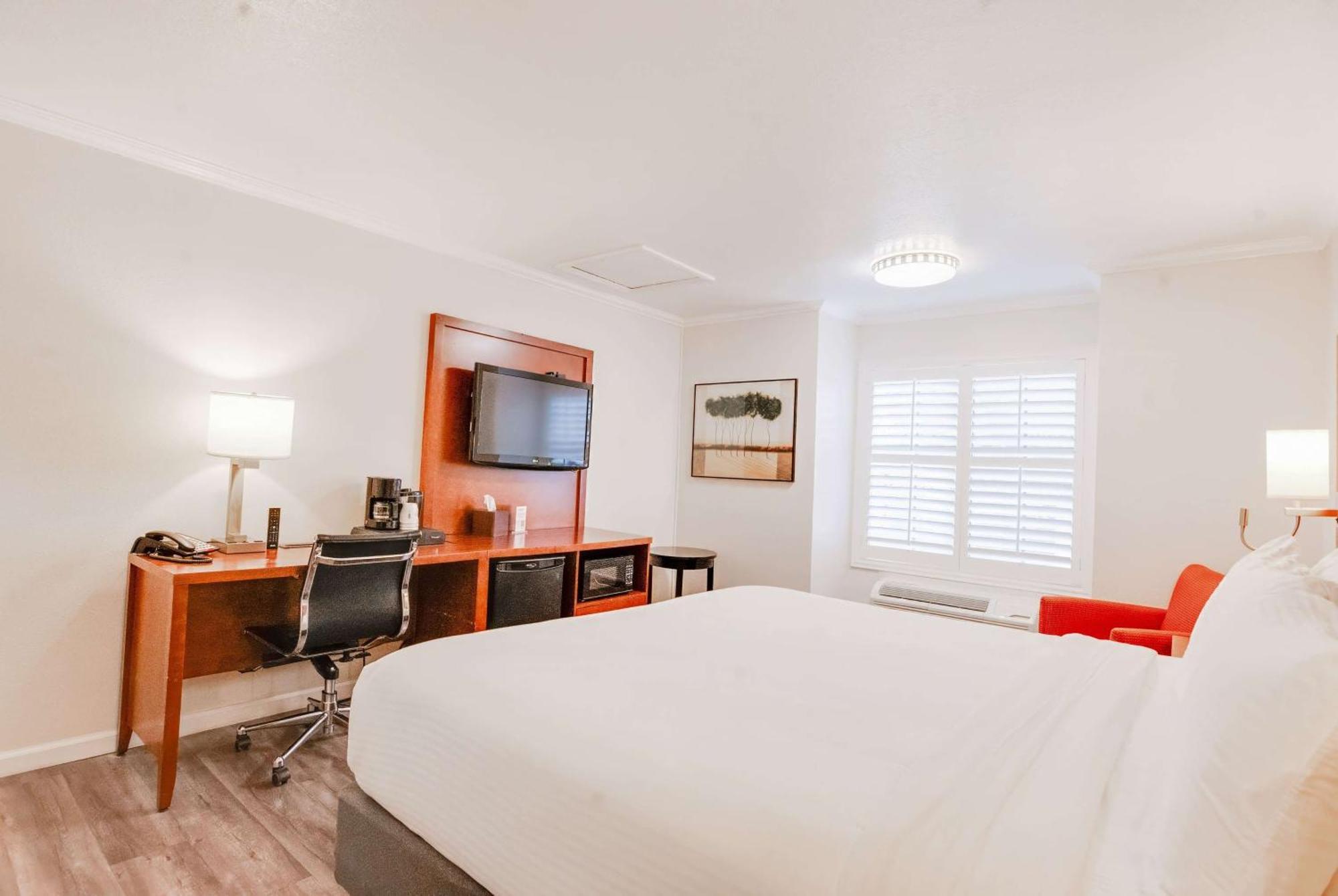Ramada By Wyndham Hotel 2*